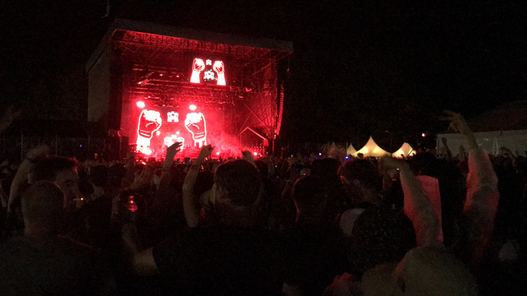 FRF36.WHITE STAGEで最後にもうひと踊りしに集まったPARTY PEOPLEたち(MAJOR LAZER)