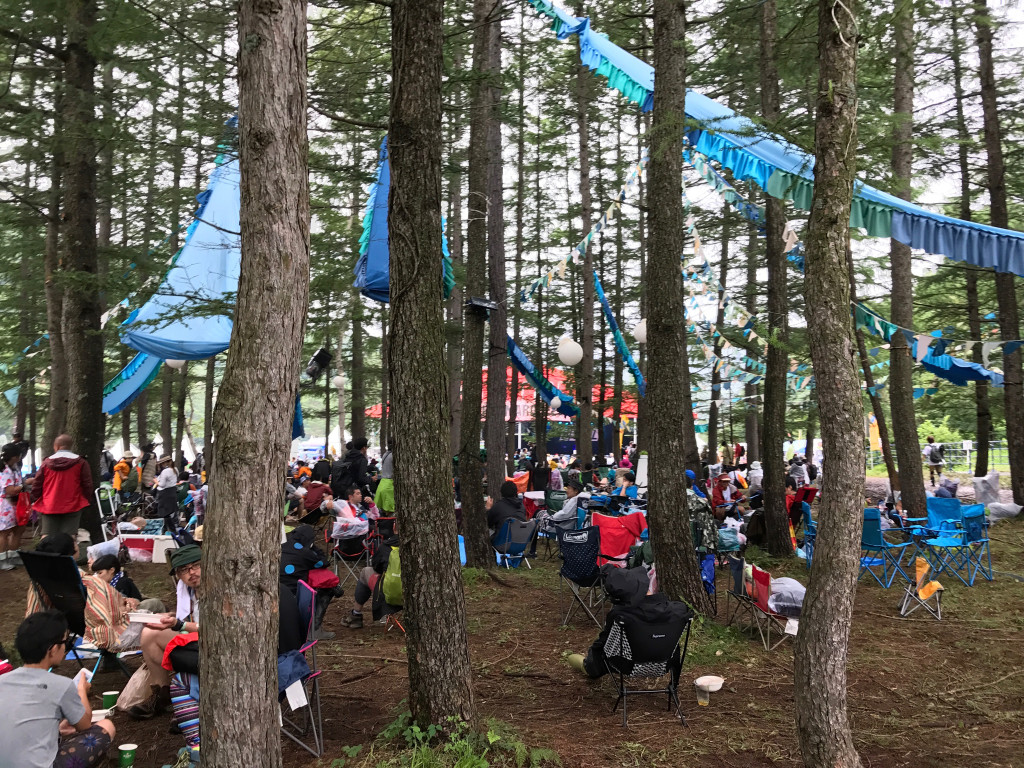 FRF28.木陰のゾーンに拠点を設け休む人々