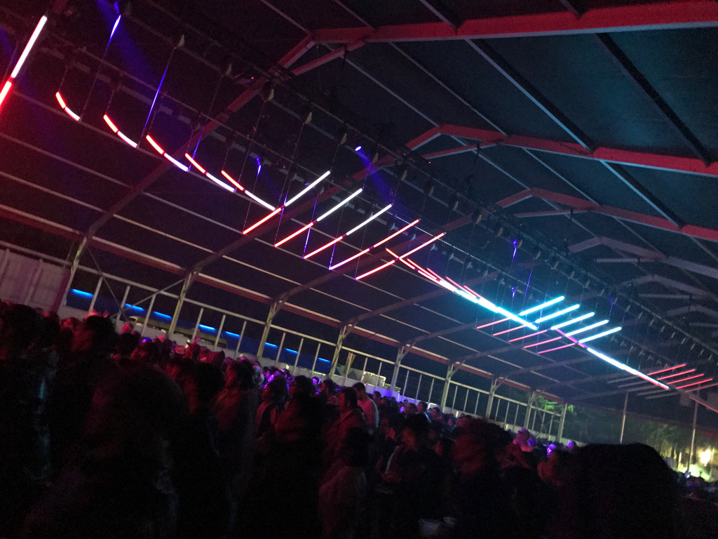 FRF19.天井電飾が特徴的な夜のRED MARQUEE(左前から)