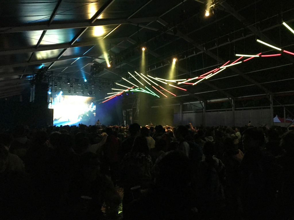 FRF20.天井電飾が特徴的な夜のRED MARQUEE(左後から)