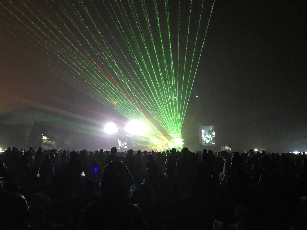 FRF15.夜も降り続ける雨粒に当たりレーザー光線も点線のように放射される(Aphex Twin)