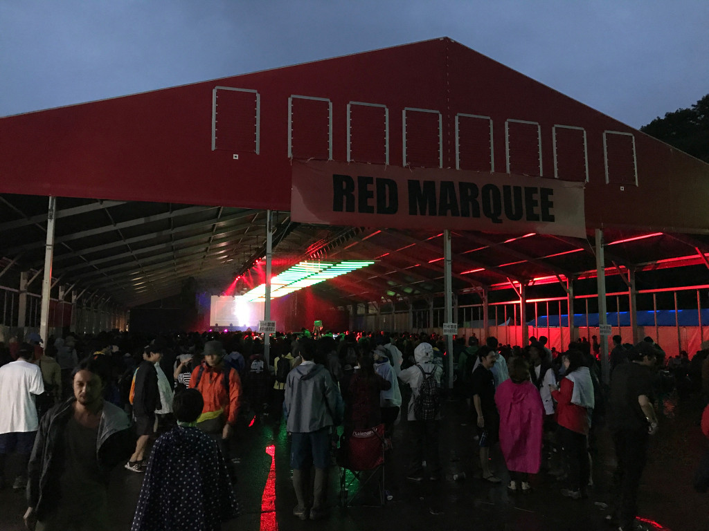 FRF21.空が明るくなり始めるも踊り飽き足らないフジロッカー達