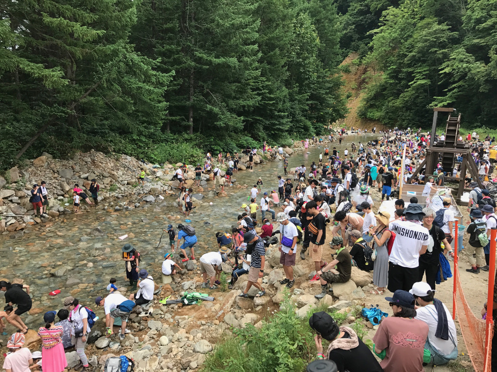 FRF5.LIVEの合間に川辺で身体を休める光景も定番
