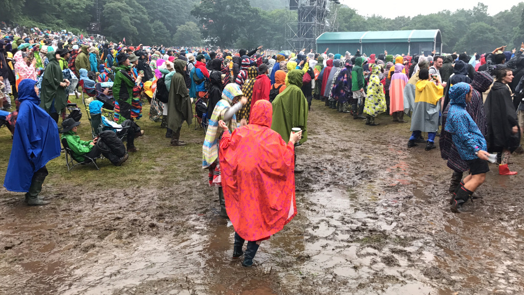 FRF11.降りしきる大雨によってできた泥の水たまりで遊ぶフジロッカーたち。必要なのは自然と音楽を楽しむ心。