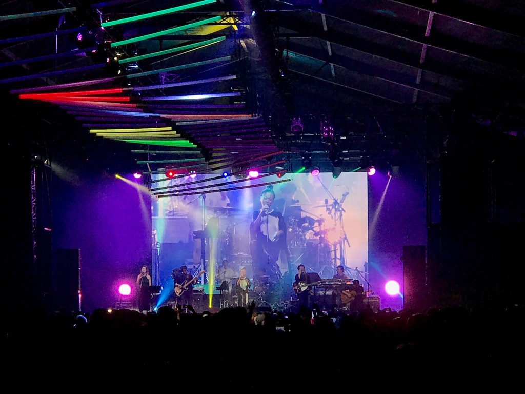 FRF18.天井電飾が特徴的な夜のRED MARQUEE(寄り)(MONDO GROSSOとfeat.bird)