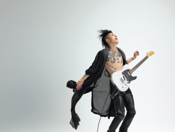 サムライギタリストmiyaviと世界的写真家 鋤田正義が渾身のフォト セッション 写真集 Miyavi Sukita 発売 Moshi Moshi Nippon もしもしにっぽん