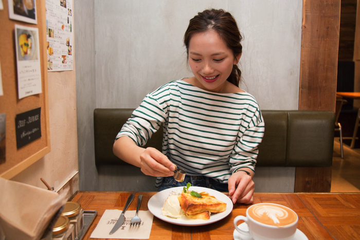武智志穂とスペシャルティコーヒーショップ「FEBRUARY CAFE」へ