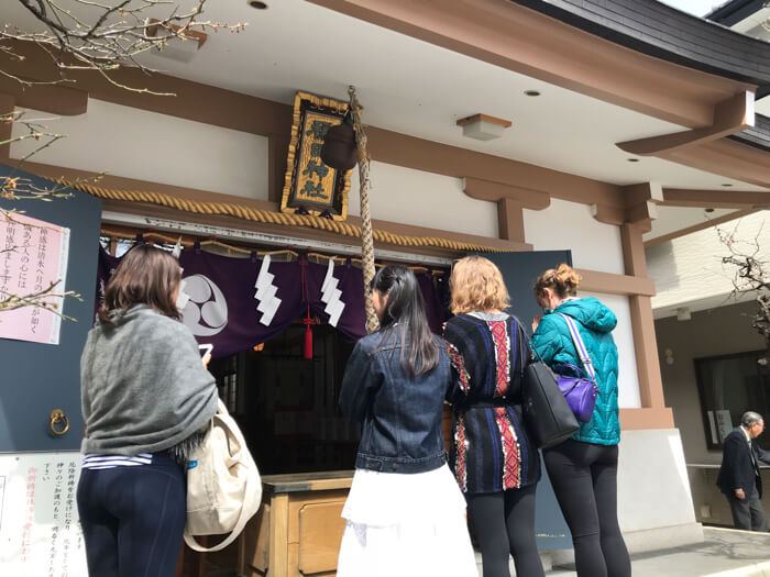 O_神社の作法を教える様子