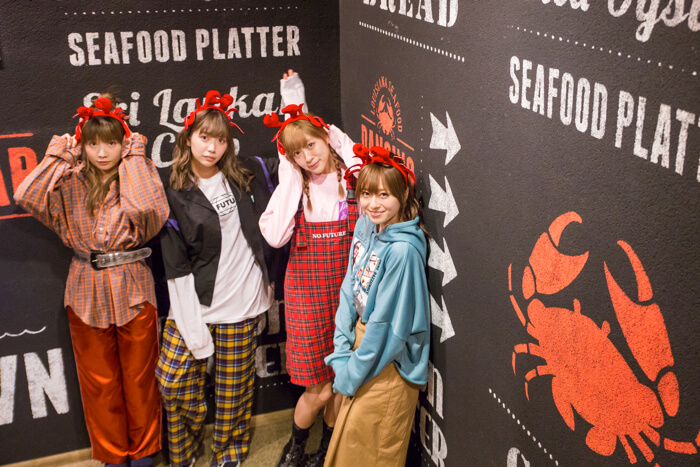 Sai Sai Jaran Jaran #1: SILENT SIREN Eat Seafood With Their Bare Hands at “Dancing Crab”