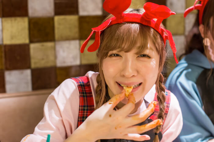 Sai Sai Jaran Jaran #1: SILENT SIREN Eat Seafood With Their Bare Hands at “Dancing Crab”