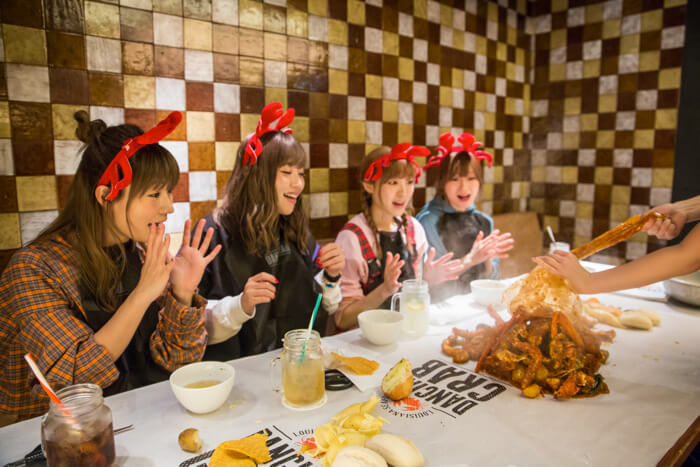 Sai Sai Jaran Jaran #1: SILENT SIREN Eat Seafood With Their Bare Hands at “Dancing Crab”