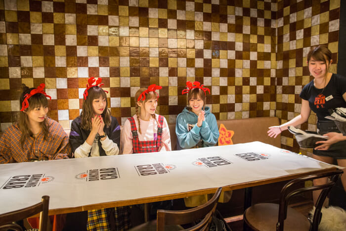 Sai Sai Jaran Jaran #1: SILENT SIREN Eat Seafood With Their Bare Hands at “Dancing Crab”