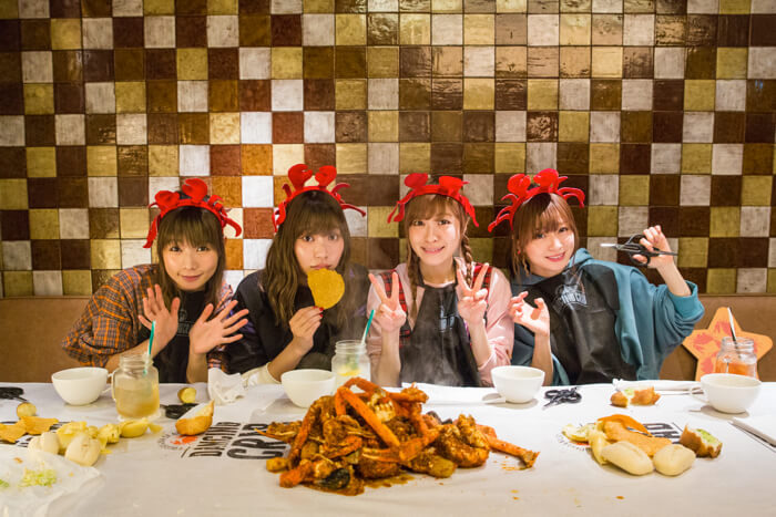 Sai Sai Jaran Jaran #1: SILENT SIREN Eat Seafood With Their Bare Hands at “Dancing Crab”