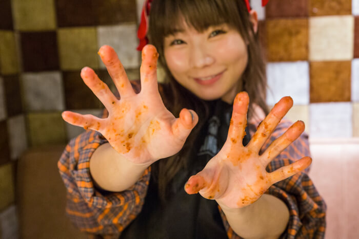 Sai Sai Jaran Jaran #1: SILENT SIREN Eat Seafood With Their Bare Hands at “Dancing Crab”