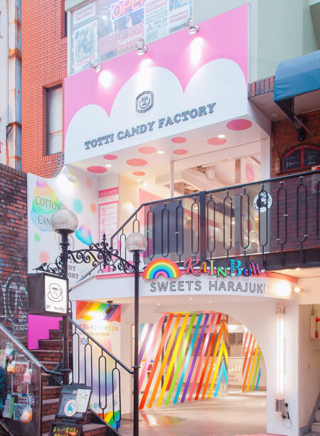 世界初のレインボースイーツ専門店「RAINBOW SWEETS HARAJUKU」（レインボースイーツ原宿）　竹下通り