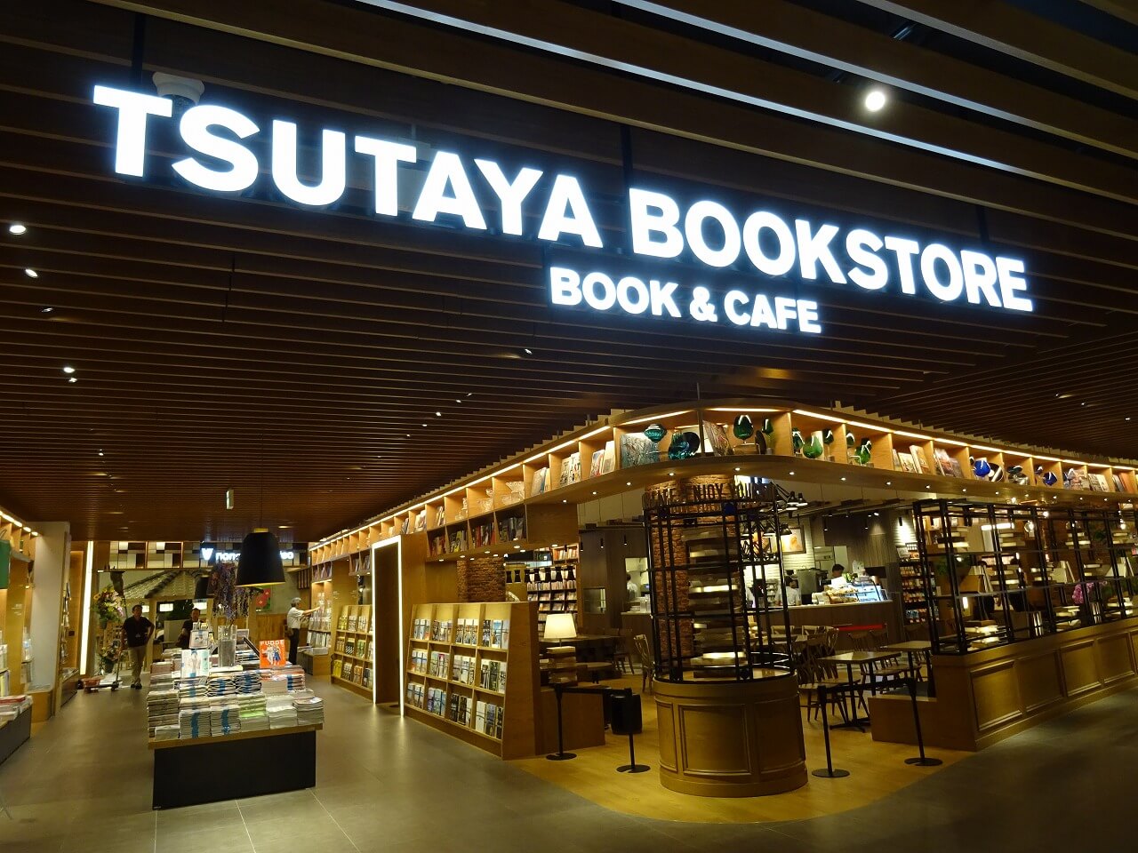 tsutaya-bookstore-mirai-nagasaki-cocowalk