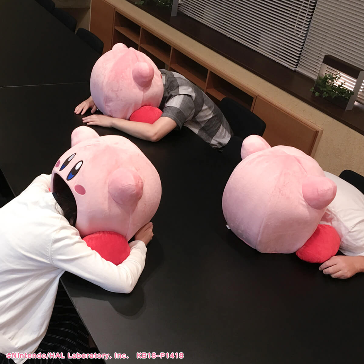 Duerme dentro de la boca de Kirby con un lindo y nuevo cojín | MOSHI MOSHI  NIPPON | もしもしにっぽん