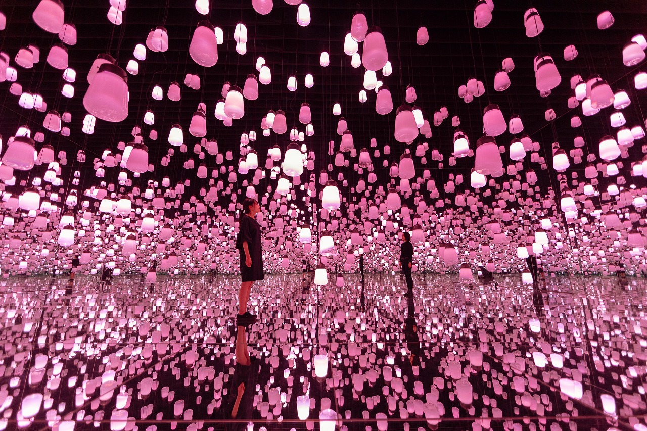 team lab daiba degital artForest of Resonating Lamps – One Stroke, Cherry Blossoms_01_high