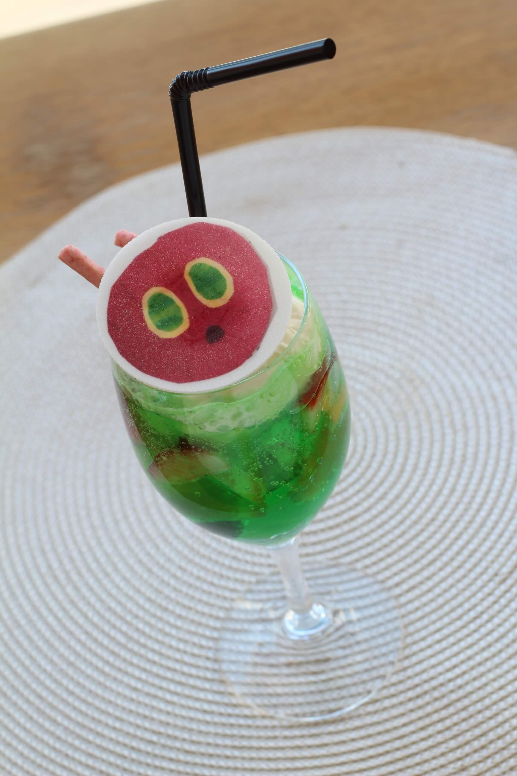 はらぺこあおむし_カフェ　クッチーナ＆カンパニー_コラボ_the_very_hungry_caterpillar_cafe_cucina_collaboration_あおむしのメロンクリームソーダ_melon_cream_soda