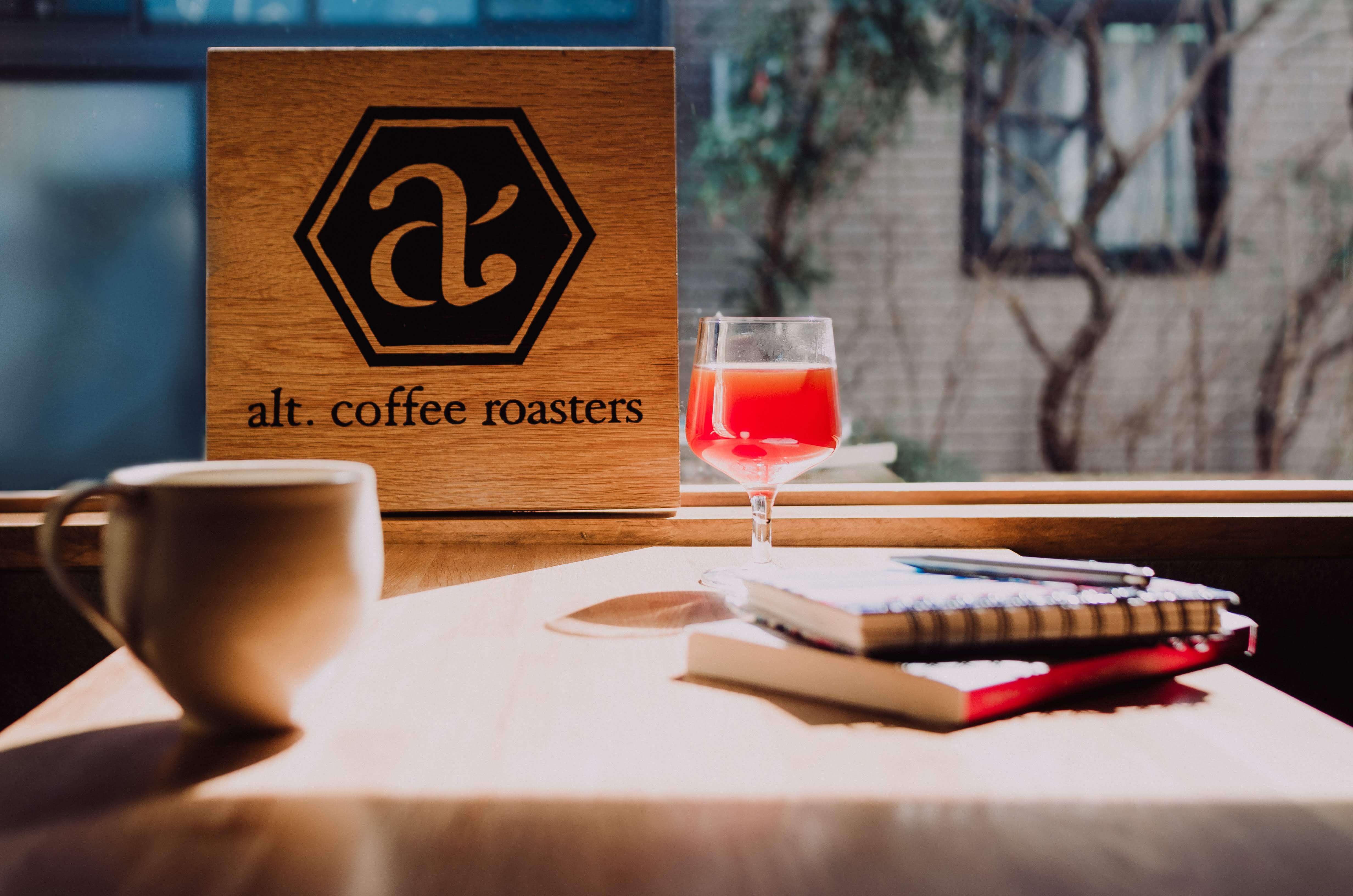 ワイングラスで飲む浅煎りコーヒーを提供 Alt Coffee Roasters 京都 二条城近くにオープン Moshi Moshi Nippon もしもしにっぽん