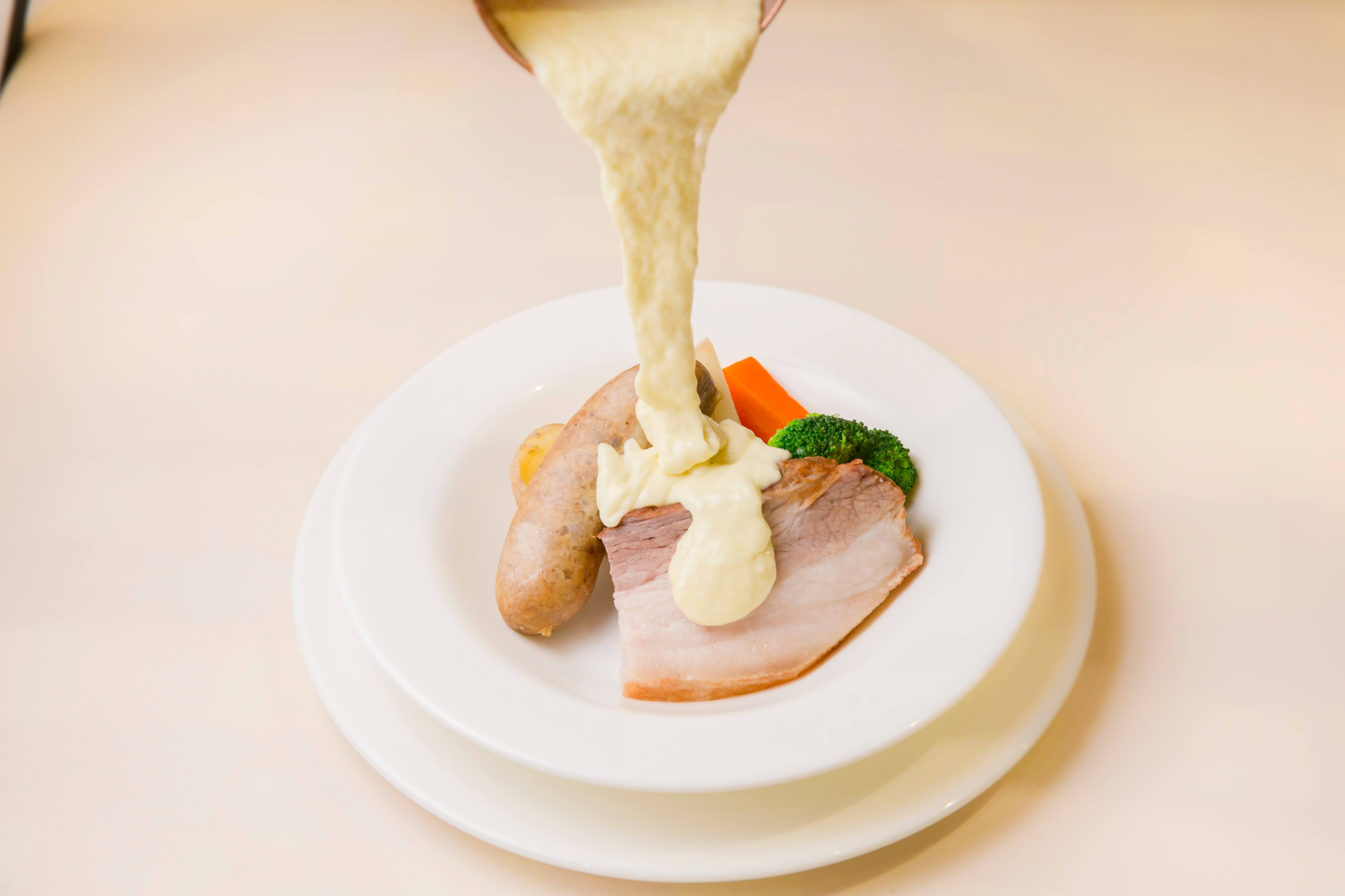 ギンザシックス Ginza six フレンチ French restaurant_cheese.【ビストロ オザミ】自家製ソーセージとジャガイモのとろとろラクレットチーズがけ