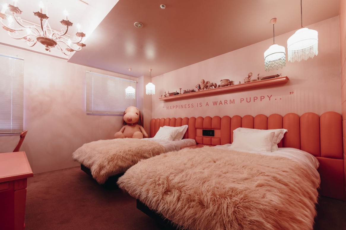 Peanuts Hotelの客室にあるピンクの巨大スヌーピーがぬいぐるみになって登場 Moshi Moshi Nippon もしもしにっぽん